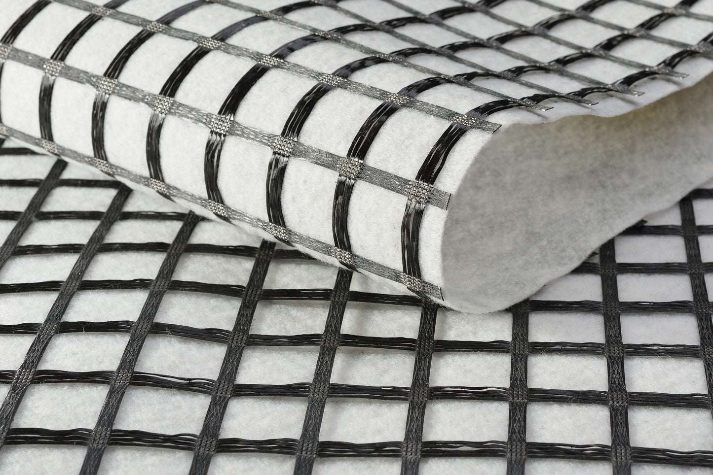 Combination grid made of polyester geogrid 50/50 kN/m 25x25 mm, PP fleece GRK-3 150 g/m²