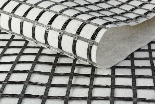 Kombination aus Polyester-Geogitter 50/50 kN/m 25x25 mm und PP-Vlies GRK3 150 g/m²