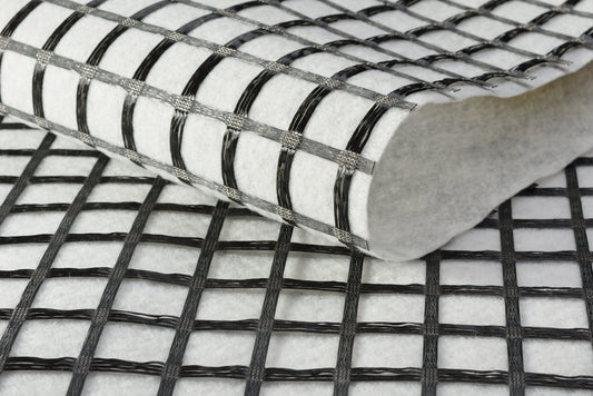 Kombigitter aus Polyester-Geogitter 50/50 kN/m 25x25 mm, PP-Vlies GRK-3 150 g/m²